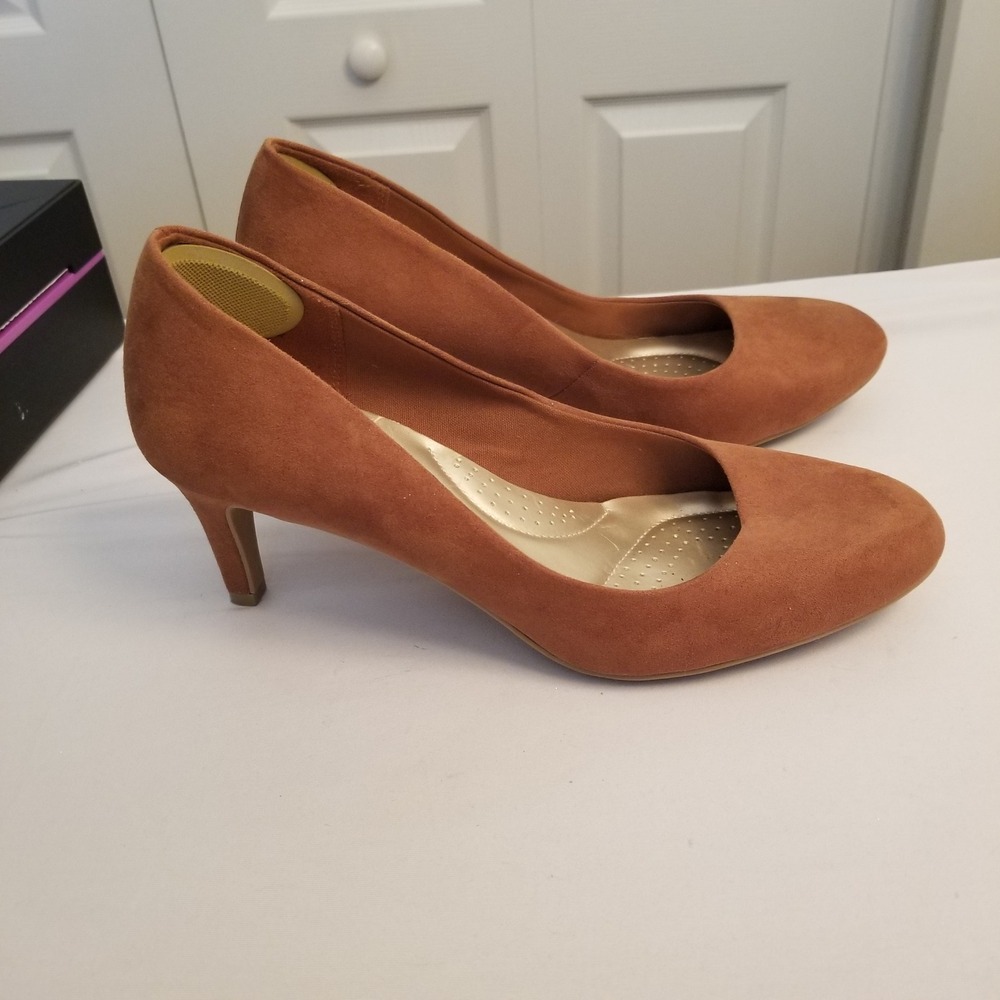 Dexflex Comfort Womens Cognac Brown Faux Suede Round Toe Kitten Heel Pumps 11W